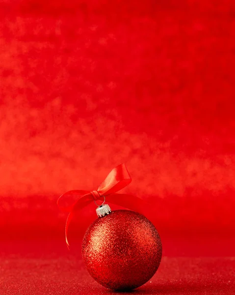 Bola de Natal vermelho no fundo borrão brilhante — Fotografia de Stock