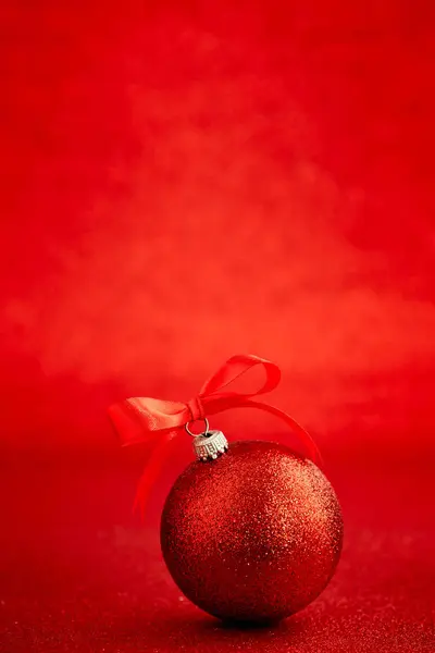 Bola de Natal vermelho no fundo borrão brilhante — Fotografia de Stock