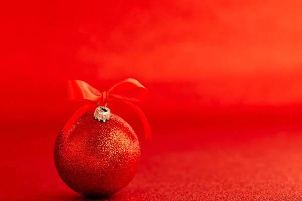 Bola de Natal vermelho no fundo borrão brilhante — Fotografia de Stock