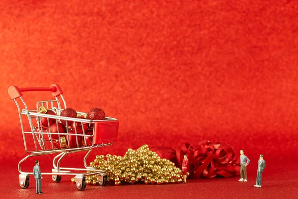 Miniatuur Shopping Trolley Met Cadeau Kerstballen Met Decoratie Defocused Rode — Stockfoto