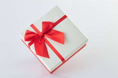 Kırmızı kurdeleli beyaz hediye kutusu.