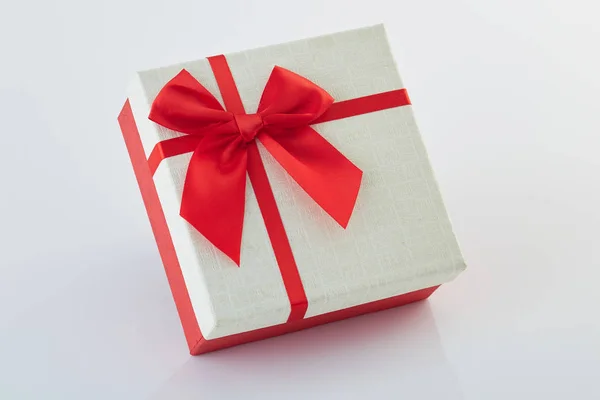 白色礼品盒，白色上有红丝带蝴蝶结 — 图库照片