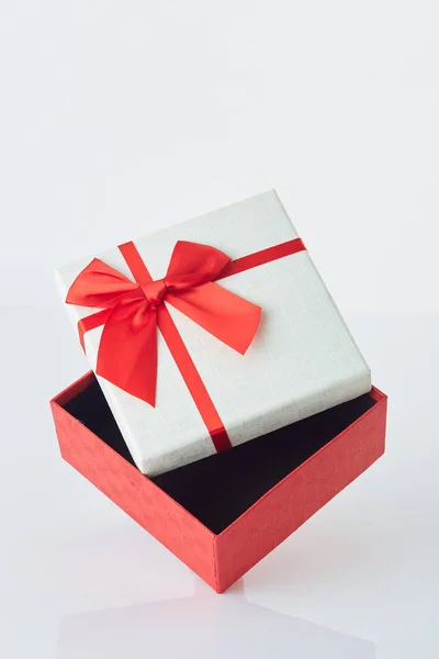 白色礼品盒，白色上有红丝带蝴蝶结 — 图库照片