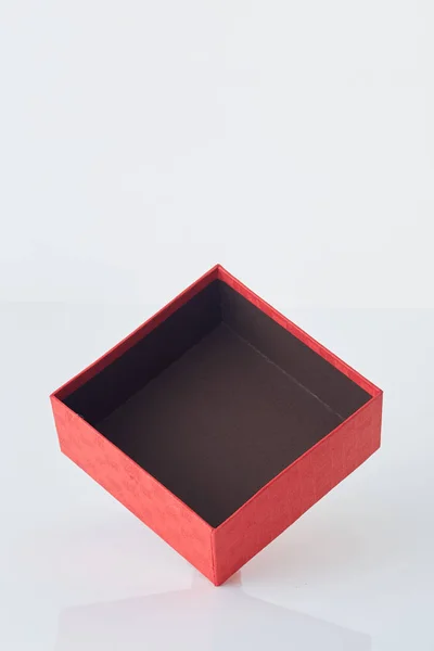 Caja de regalo blanca con lazo de cinta roja en blanco — Foto de Stock