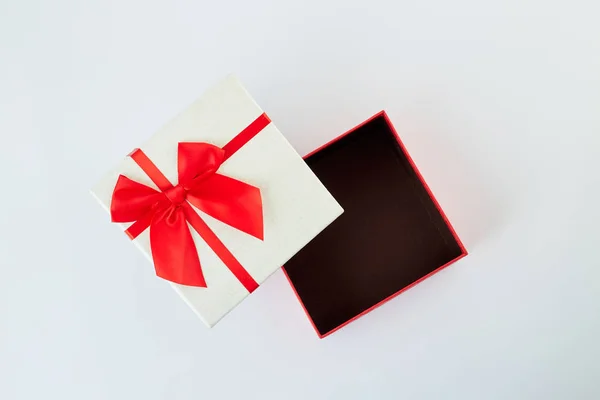 Fehér ajándék doboz piros szalaggal íj fehér — Stock Fotó