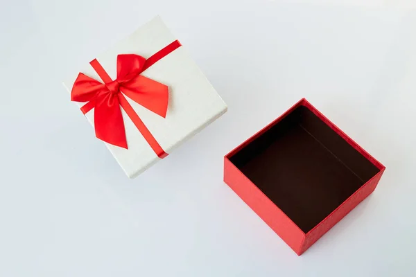 Caja de regalo blanca con lazo de cinta roja en blanco — Foto de Stock