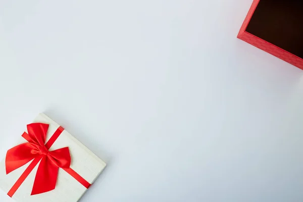 Fehér ajándék doboz piros szalaggal íj fehér — Stock Fotó