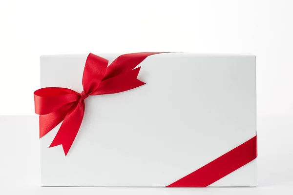 Cinta roja caja de regalo en el blanco — Foto de Stock