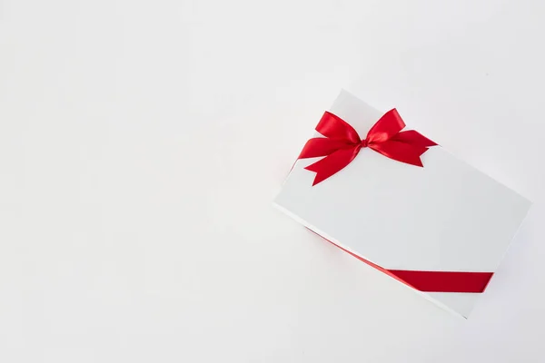 Подарункова коробка червоної стрічки на білому — стокове фото