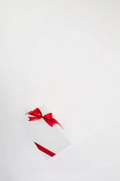 Piros szalag ajándék doboz a fehér — Stock Fotó