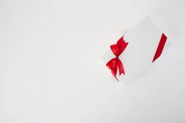 Caixa de presente fita vermelha no branco — Fotografia de Stock