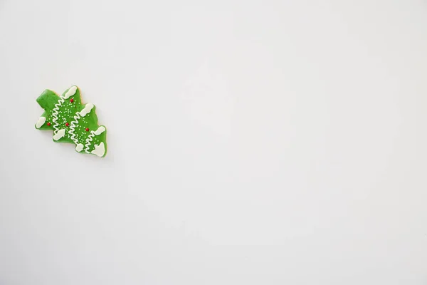 Bolinho de pinheiro no branco no fundo branco, Natal — Fotografia de Stock