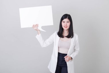Asyalı kadın boş konuşma balonu tutuyor