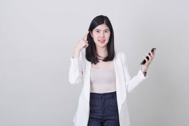 Asyalı kadın cep telefonu taşıdığını düşünüyor.