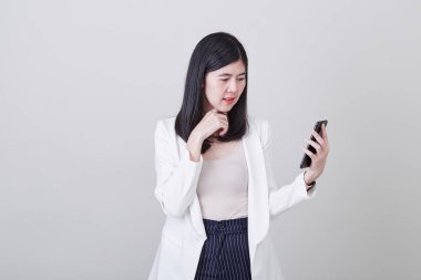 Asyalı kadın cep telefonu taşıdığını düşünüyor.