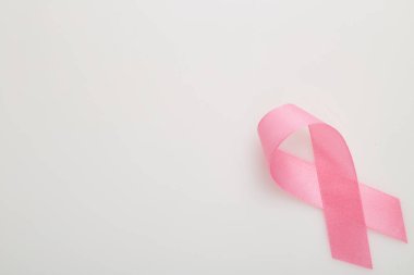 Beyaz üzerine pembe göğüs kanseri kurdelesi.