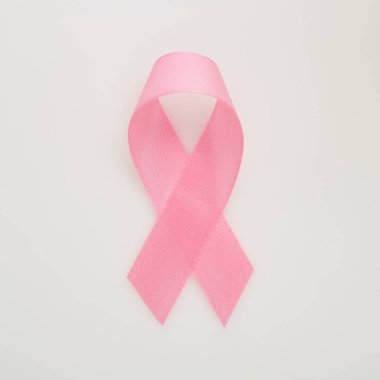 Beyaz üzerine pembe göğüs kanseri kurdelesi.