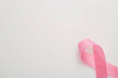 Beyaz üzerine pembe göğüs kanseri kurdelesi.