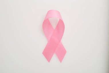Beyaz üzerine pembe göğüs kanseri kurdelesi.