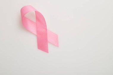 Beyaz üzerine pembe göğüs kanseri kurdelesi.