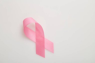Beyaz üzerine pembe göğüs kanseri kurdelesi.