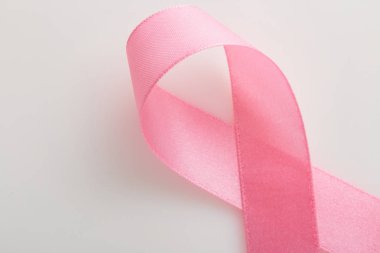 Beyaz üzerine pembe göğüs kanseri kurdelesi.