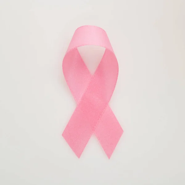 Cinta de cáncer de mama rosa en blanco — Foto de Stock