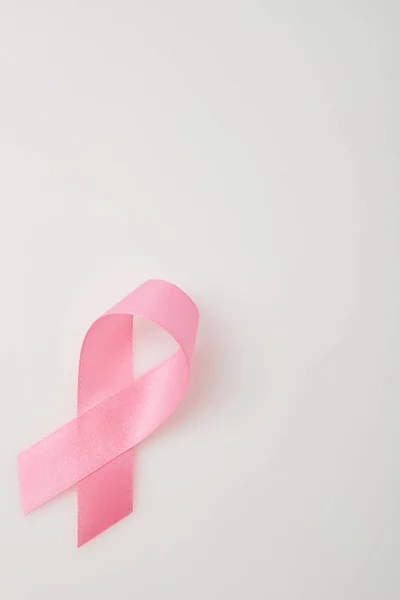 Cinta de cáncer de mama rosa en blanco — Foto de Stock