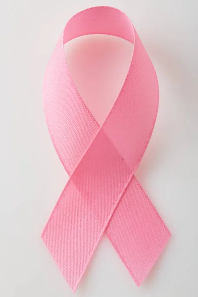 Розовая лента рака молочной железы на белом — стоковое фото