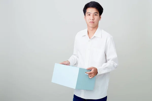 Genç Asyalı iş adamı elinde bir kutu tutuyor. — Stok fotoğraf
