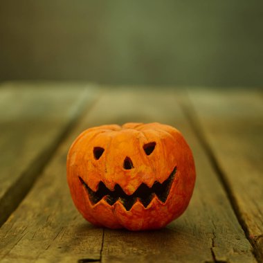 Cadılar Bayramı için Jack O 'Lantern tahtada