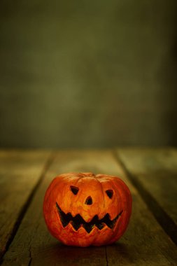 Cadılar Bayramı için Jack O 'Lantern tahtada