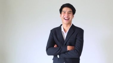 Mutlu genç, yakışıklı, gülümseyen Taylandlı işadamı ofiste.