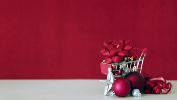 Weihnachtskugeln Rot Mit Warenkorb Auf Holz Einkaufsurlaub — Stockvideo