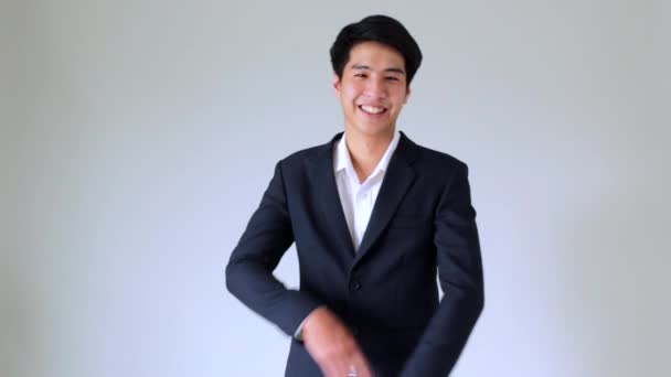 快乐的年轻英俊微笑的泰国人商人在办公室里 — 图库视频影像