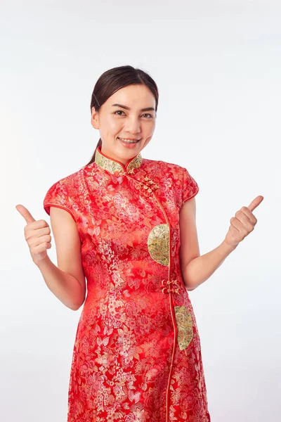 Asiática joven mujer roja vistiendo rojo tradicional — Foto de Stock