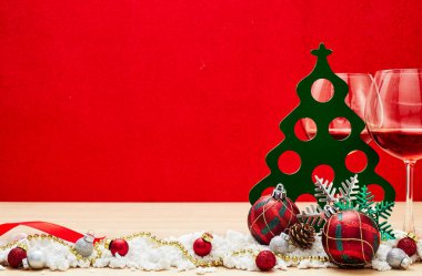 Yeni yılınız kutlu olsun. Kutlama süslemeleriyle birlikte.