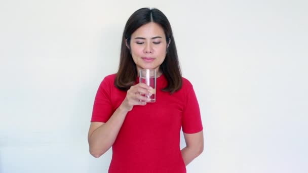 Vrolijke Aantrekkelijke Mooie Aziatische Vrouw Een Rode Jurk Met Water — Stockvideo