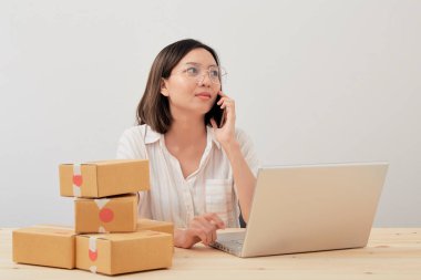 Ev ofisinde çalışan mutlu Asyalı küçük işletme sahibi, çevrimiçi pazarlama paketleme teslimatı, girişim KOBİ girişimcisi veya serbest kadın konsepti