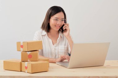 Ev ofisinde çalışan mutlu Asyalı küçük işletme sahibi, çevrimiçi pazarlama paketleme teslimatı, girişim KOBİ girişimcisi veya serbest kadın konsepti