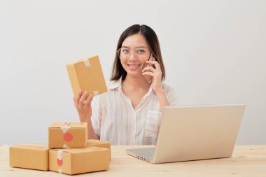 Ev ofisinde çalışan mutlu Asyalı küçük işletme sahibi, çevrimiçi pazarlama paketleme teslimatı, girişim KOBİ girişimcisi veya serbest kadın konsepti