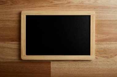 Ahşap duvar arkaplanı olan boş kenar yazı tahtası