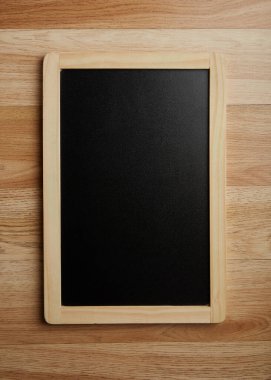 Ahşap duvar arkaplanı olan boş kenar yazı tahtası