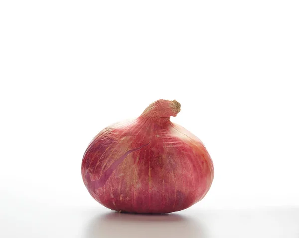 Frische Rote Zwiebel Isoliert Auf Weißem Hintergrund — Stockfoto