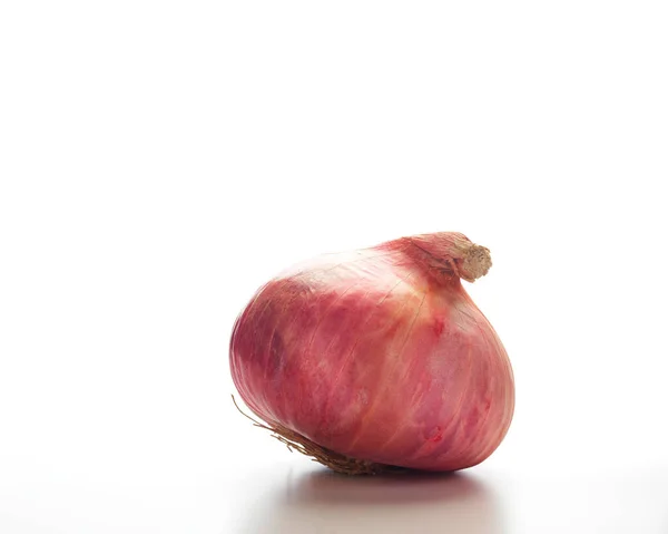 Frische Rote Zwiebel Isoliert Auf Weißem Hintergrund — Stockfoto