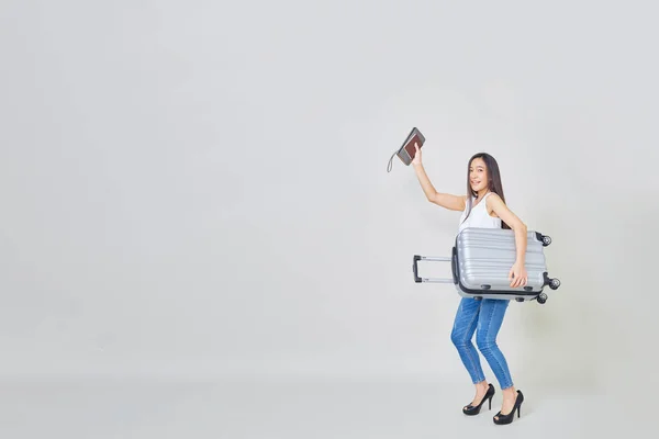 Joven Mujer Asiática Alegre Con Maleta Emocionada Viajar Estudio Fondo —  Fotos de Stock