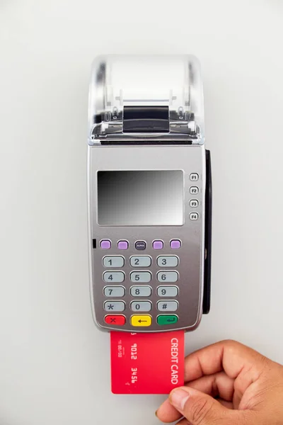 Płatność Przez Terminal Płatniczy Men Hand Trzyma Czerwoną Kartę Kredytową — Zdjęcie stockowe