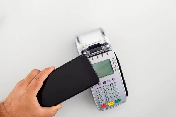 Męska Ręka Trzyma Czerwoną Kartę Kredytową Terminala Białym Tle Top — Zdjęcie stockowe