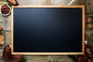 Kuru kakao kabuğu, kakao çekirdeği ve kakao tozu ile ahşap duvar desenli arka planda klasik resim çerçevesi düz, uzay yatağı.