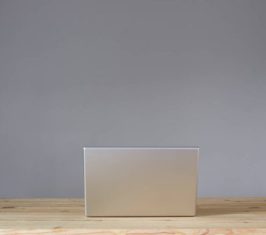 Ahşap masadaki modern dizüstü bilgisayar, Okula ve Çevrimiçi alışveriş konseptine dönüş.